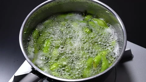Boil the edamame in a pot Video stock 139027130