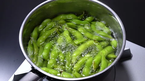 Boil the edamame in a pot Video stock 139027214