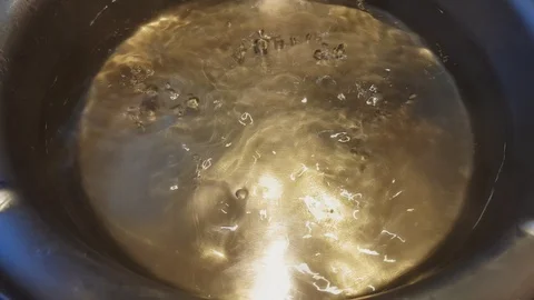 Boil eggs in a soup pot 스톡 동영상 100549165