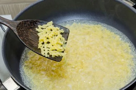 Boil macaroni in a pot Foto stock