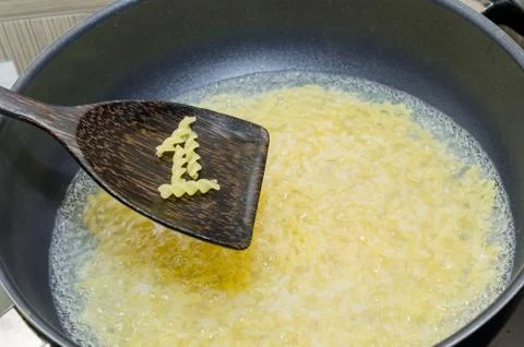 Boil macaroni in a pot 库存照片