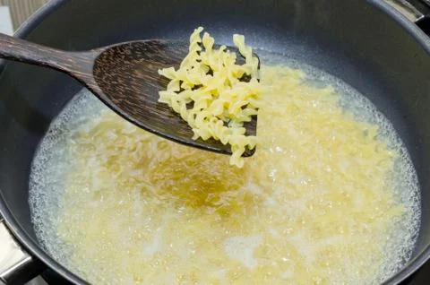 Boil macaroni in a pot Foto stock