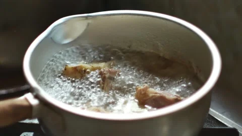 Boil soup with beef bones. Stockbeeldmateriaal 294195522