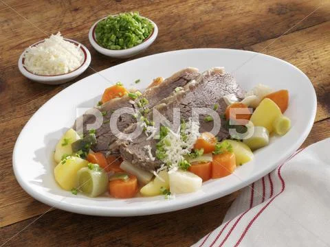 Boiled beef with vegetables, horseradish and chives Stock-Fotos