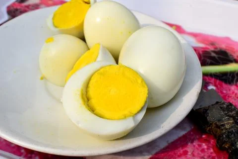 Boiled chicken eggs in the dish, Nutritious food for the body Foto stock