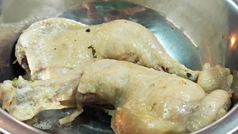Boiled chicken leg quarters in a stainless steel bowl. Vídeo Stock 344559340