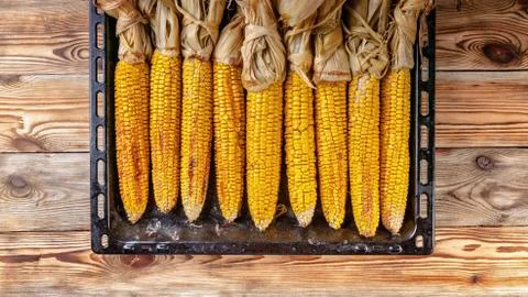 Boiled corn on the cob on a rustic table. Close-up. Copy space. Top view Foto stock
