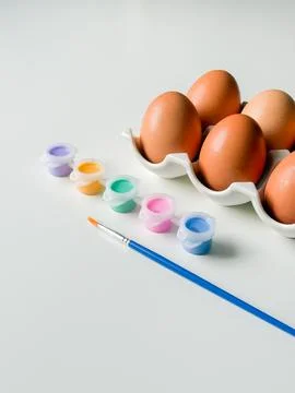 Boiled Easter eggs with paints before decorating on white background close .. Foto stock