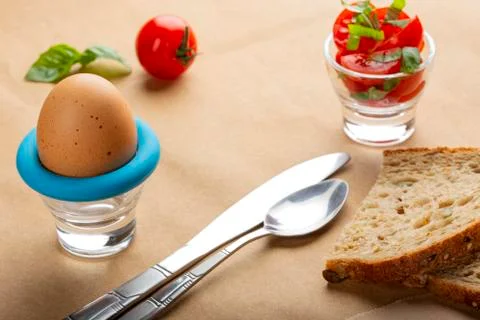Boiled egg with bread and cherry tomatoes Foto stock