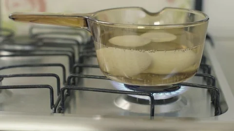 Boiled eggs in glass pan. Vídeo Stock 82214547