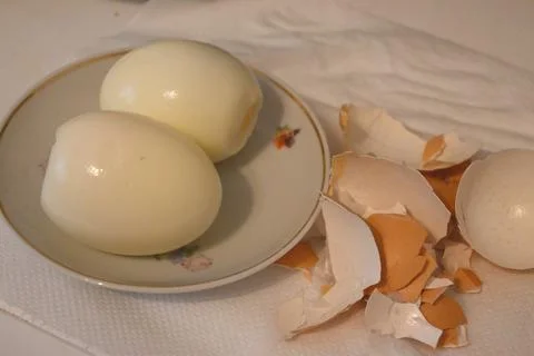 Boiled eggs on a plate with shells 库存照片