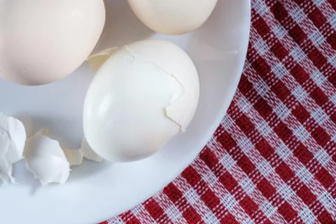 Boiled eggs with shell on the white plate Foto stock