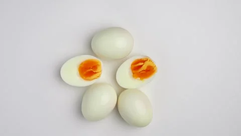 Boiled eggs on white background rotating. Vidéo 250090733