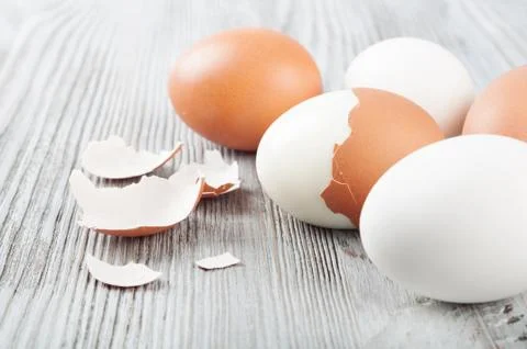 Boiled hen eggs and eggshell Foto stock