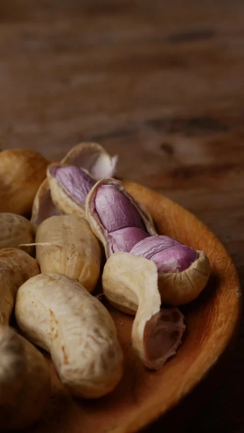 Boiled peanuts in shell with purple violet skin kernels revealed Видео 331115417