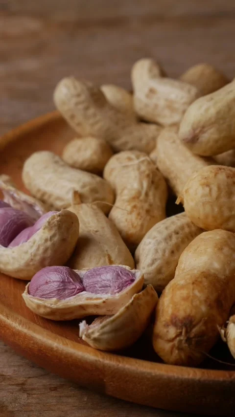 Boiled peanuts in shell with purple violet skin kernels revealed Vídeo Stock 331115423