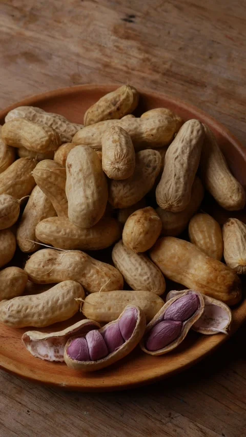 Boiled peanuts in shell with purple violet skin kernels revealed Vídeos de archivo 331115429