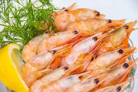 Boiled shrimp with lemon 스톡 사진