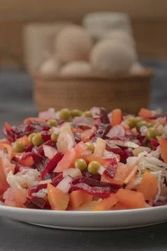 Boiled vegetable salad - beets, potatoes and carrots, green peas, onions, f.. Foto stock