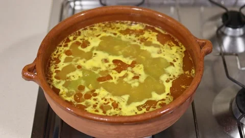 Boiling broth rice in a ceramic casserole. Arroz caldoso is a traditional spa 库存影片 163706899