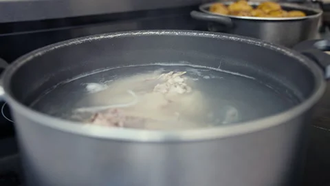 Boiling Chicken Breast in Pot. Vídeo Stock 338341371
