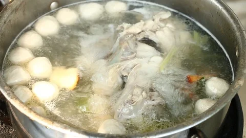 Boiling chicken rib to make soup  Stock-Footage 100749454