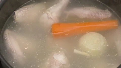 Boiling chicken soup with vegetables 库存影片 294430759