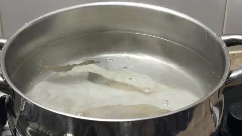 Boiling cod fish in water in iron pot Vídeos de archivo 334187985