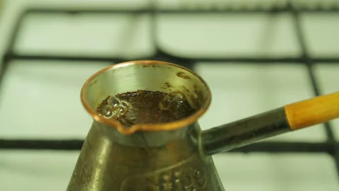 Boiling coffee in the Turk on the stove 库存影片 102392839