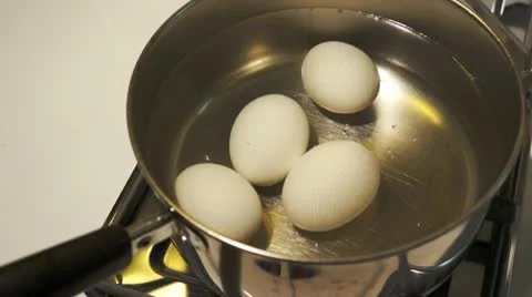 Boiling eggs 스톡 동영상 10699036