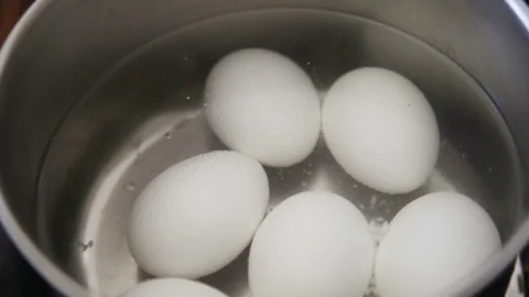 Boiling eggs Video stock 98518900