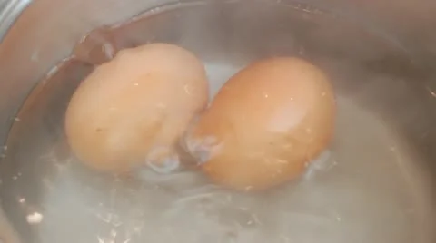 Boiling Eggs in pan of water CU Видео 12726747