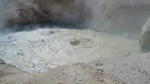 Boiling geothermal mud pot in Lassen Volcanic National Park Vidéo 260778826
