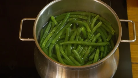  boiling the green beans in boiling water Video stock 127904146