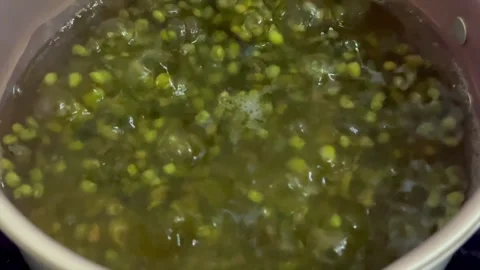Boiling green beans in a pot 動画素材 337570309