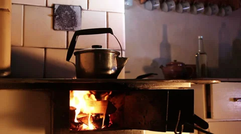 Boiling kettle at the cottage Vídeo Stock 37079902