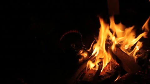 Boiling kettle at a night fire Vídeo Stock 63181954