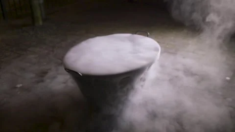 Boiling Kettle Producing Thick Steam in Dark Setting Vidéo 346214857