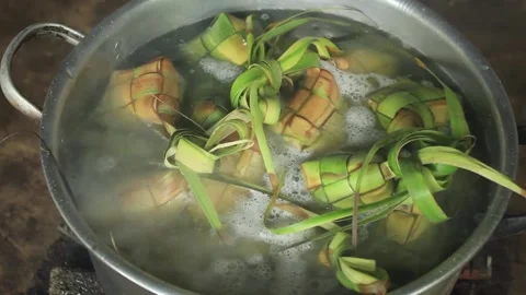 Boiling Ketupat in a pot Video stock 276674019