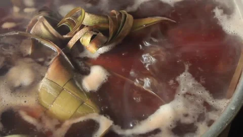 Boiling Ketupat in a pot Video stock 277250389