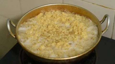 Boiling macaroni Video stock 86264571