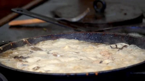 Boiling a meal in slow motion, in a pot cooking a meal with cream Video stock 77646576