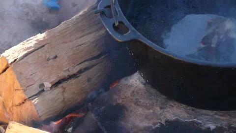 Boiling pot on campfire Stockbeeldmateriaal 153950792