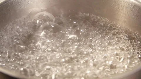 Boiling a pot of water in slow motion Stockbeeldmateriaal 72249505