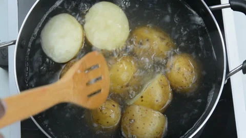 Boiling potatoes in a pan 動画素材 138649007