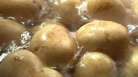 Boiling potatoes in water Stock-Footage 8573399