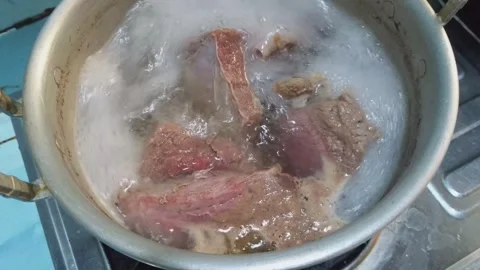 Boiling raw beef in a pan. Raw cooking beef close-up 库存影片 250259694