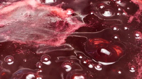 Boiling red currant jam bubbles in a saucepan Vidéo 337941956