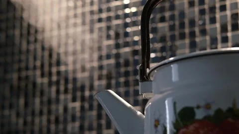 Boiling retro kettle with steam emitted from spout. Vidéo 346689773