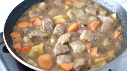 Boiling Saikoro Curry in Pan, Close Up Angle Camera Shot 库存影片 221258588